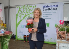 Henriette Hulsebosch of Flora MGB presenting the waterproof cardboard, available in labels, potcovers and packaging at the site of Florensis.